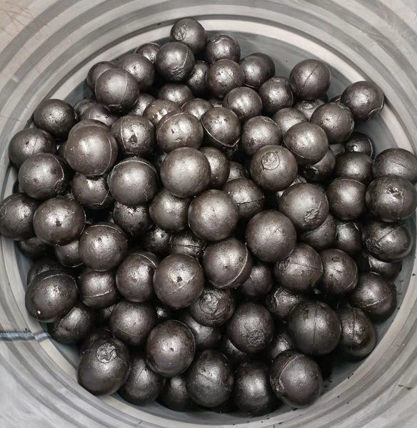 Wysoka chromowana kula